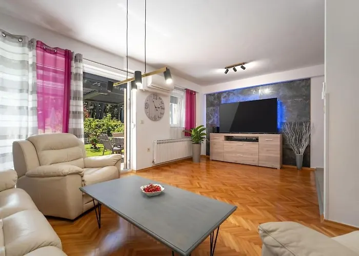 וילה Casa Ada By Briskva פורץ